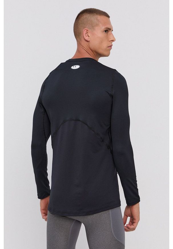 Under Armour - Longsleeve. Kolor: czarny. Materiał: dzianina. Długość rękawa: długi rękaw. Wzór: nadruk