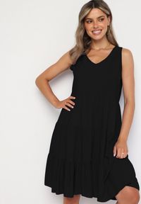 Born2be - Czarna Rozkloszowana Sukienka z Bawełny na Ramiączkach Zasea. Okazja: na co dzień, na randkę. Typ kołnierza: dekolt w kształcie V. Kolor: czarny. Materiał: bawełna. Długość rękawa: na ramiączkach. Styl: casual, elegancki