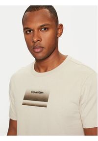 Calvin Klein T-Shirt K10K113803 Beżowy Regular Fit. Kolor: beżowy. Materiał: bawełna