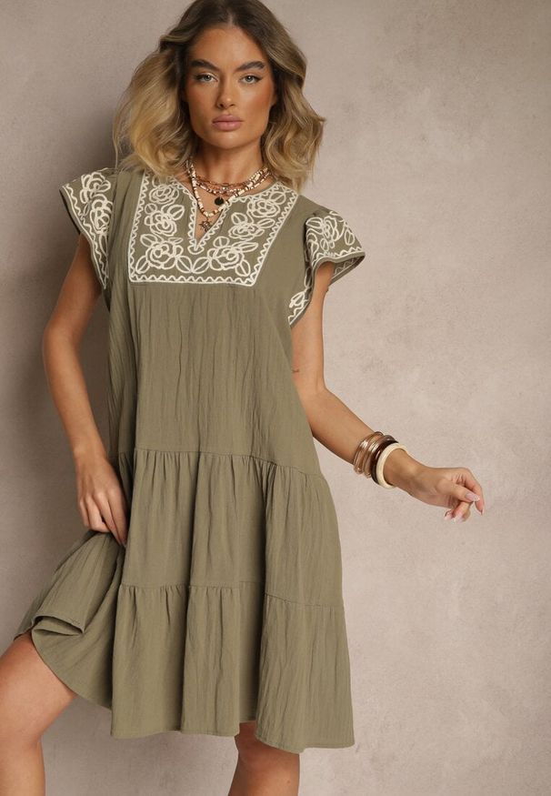 Renee - Zielona Bawełniana Sukienka Boho Ozdobiona Haftami Eviriella. Okazja: na co dzień. Typ kołnierza: dekolt w kształcie V. Kolor: zielony. Materiał: bawełna. Wzór: haft, aplikacja. Sezon: lato. Styl: boho