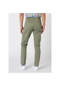 Wrangler - WRANGLER CHINO MĘSKIE SPODNIE MATERIAŁOWE CHINO MATERIAŁ DUSTY OLIVE W16LWA275. Materiał: materiał