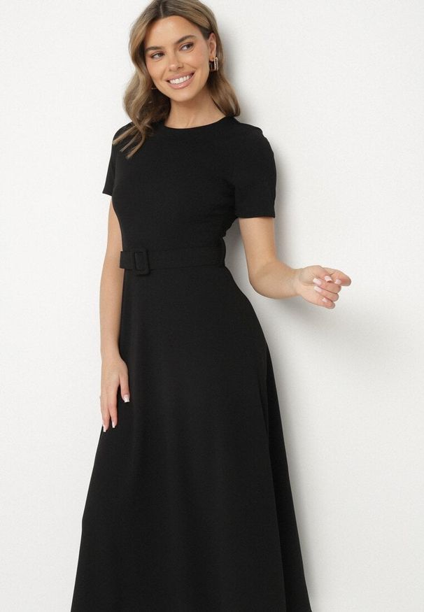 Born2be - Czarna Rozkloszowana Sukienka Ozdobiona Paskiem Desianna. Okazja: na co dzień. Kolor: czarny. Wzór: aplikacja. Typ sukienki: proste. Styl: klasyczny, casual, elegancki