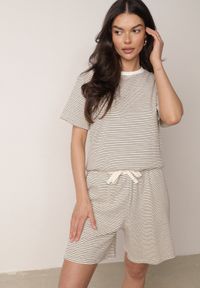 Born2be - Kremowo-Czarne Bawełniane Szorty Dresowe w Drobne Paseczki Wiązane na Sznurki Loregune. Okazja: do domu, na co dzień. Kolor: czarny. Materiał: bawełna, dresówka. Długość: krótkie. Wzór: gładki. Styl: elegancki, klasyczny, casual #1