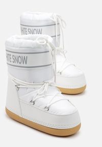 Born2be - Białe Ciepłe Śniegowce na Platformie Ozdobione Napisem Menderia. Kolor: biały. Wzór: napisy, aplikacja. Sezon: zima. Obcas: na platformie