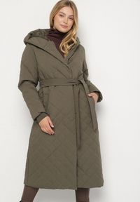 Born2be - Ciemnobeżowa Pikowana Kurtka Przejściowa z Kapturem i Wiązanym Paskiem Vonella. Okazja: na spotkanie biznesowe, na co dzień, do pracy, na spacer. Typ kołnierza: kaptur. Kolekcja: plus size. Kolor: beżowy. Materiał: jeans. Styl: biznesowy, klasyczny, casual, elegancki #5