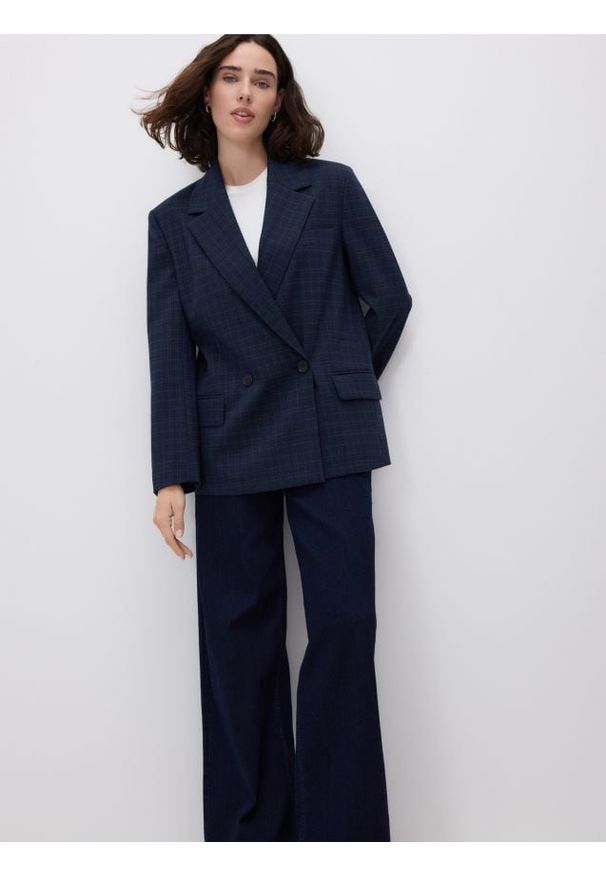 Reserved - Dwurzędowa marynarka w kratę - granatowy. Kolor: niebieski. Materiał: wiskoza, tkanina