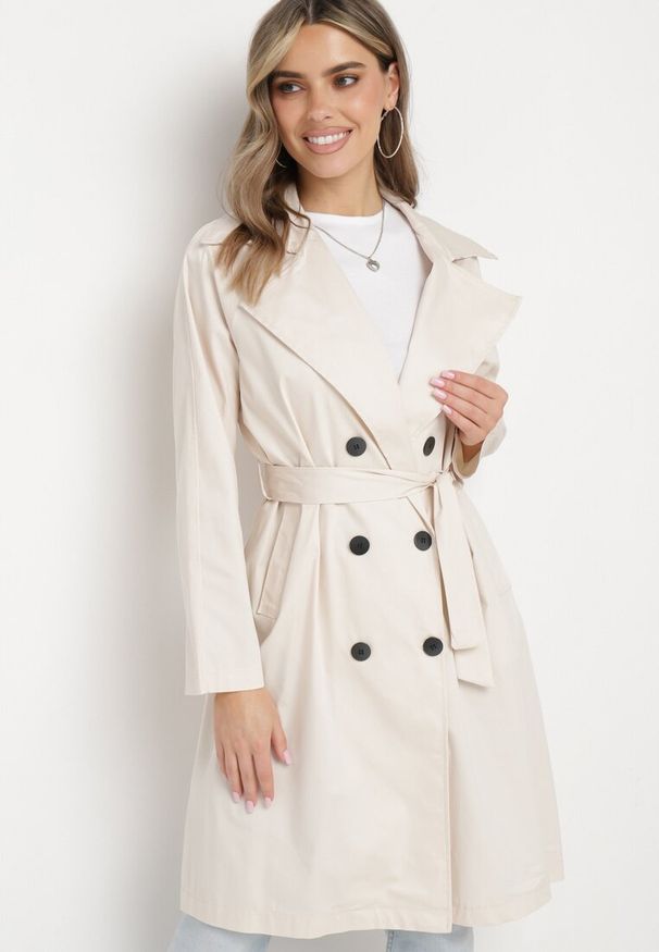 Born2be - Beżowy Płaszcz Dwurzędowy Typu Trencz z Wiązanym Paskiem Levita. Okazja: na co dzień. Kolor: beżowy. Materiał: materiał. Wzór: aplikacja. Styl: klasyczny, casual