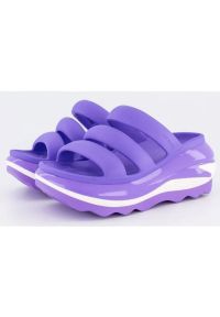 Chodaki Crocs Mega Crush Triple Strap 209842-5AJ fioletowe. Okazja: na plażę, na spacer. Kolor: fioletowy. Materiał: materiał. Wzór: paski. Sezon: lato. Styl: elegancki