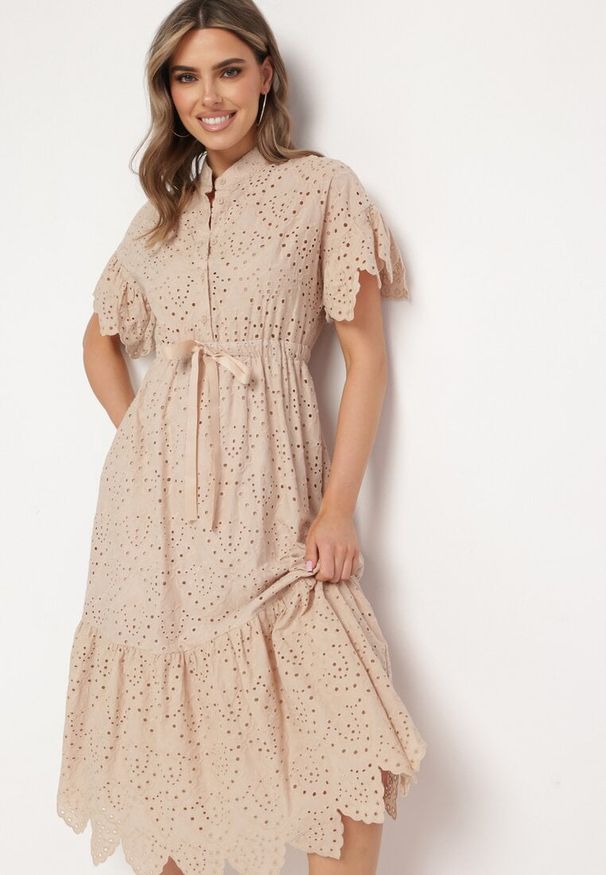 Born2be - Beżowa Haftowana Sukienka z Bawełny z Guzikami i Gumką w Talii Melliara. Okazja: na spacer, na imprezę. Typ kołnierza: dekolt w kształcie V. Kolor: beżowy. Materiał: bawełna. Długość rękawa: krótki rękaw. Wzór: haft. Sezon: lato. Styl: klasyczny, boho