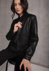 Renee - Czarna Taliowana Kurtka Ramoneska Y2K ze Stójką Fezilae. Okazja: na co dzień. Typ kołnierza: kołnierzyk stójkowy. Kolor: czarny. Materiał: poliester, skóra. Sezon: lato. Styl: casual, elegancki #6
