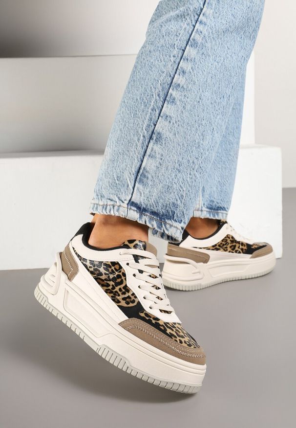 Renee - Beżowo-Brązowe Sneakersy na Tłoczonej Platformie Ozdobione Wzorem w Panterkę Deoranae. Okazja: na co dzień. Kolor: beżowy. Materiał: jeans. Wzór: motyw zwierzęcy, aplikacja. Sezon: jesień, wiosna. Obcas: na platformie