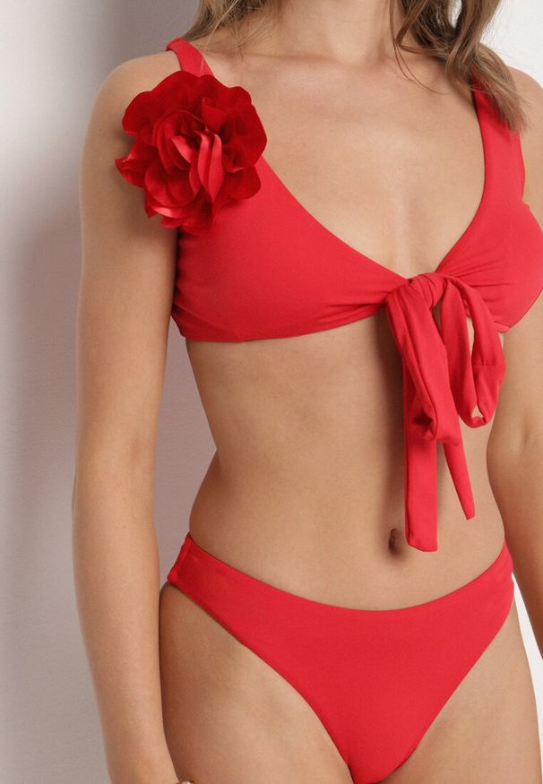 Born2be - Czerwone Bikini Biustonosz z Odpinanym Kwiatem 3D Majtki Typu Figi i Siateczkowe Pareo Folane. Kolor: czerwony. Wzór: kwiaty