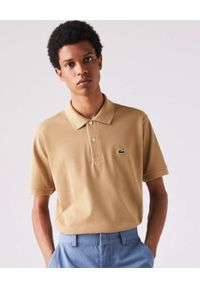 Lacoste - LACOSTE - Beżowy t-shirt polo z logo Regular Fit. Typ kołnierza: polo. Kolor: beżowy. Materiał: prążkowany, bawełna. Wzór: haft
