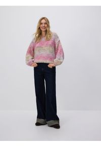 Reserved - Sweter z obniżoną linią ramion - różowy. Kolor: różowy. Materiał: dzianina