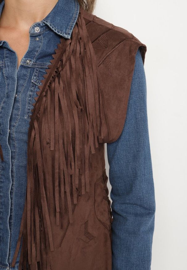 Born2be - Brązowa Kamizelka w Stylu Boho z Frędzlami i Gorsetowymi Wiązaniami Salenorra. Okazja: na imprezę, na co dzień. Typ kołnierza: dekolt gorset. Kolor: brązowy. Materiał: zamsz, jeans. Wzór: aplikacja, haft. Styl: boho