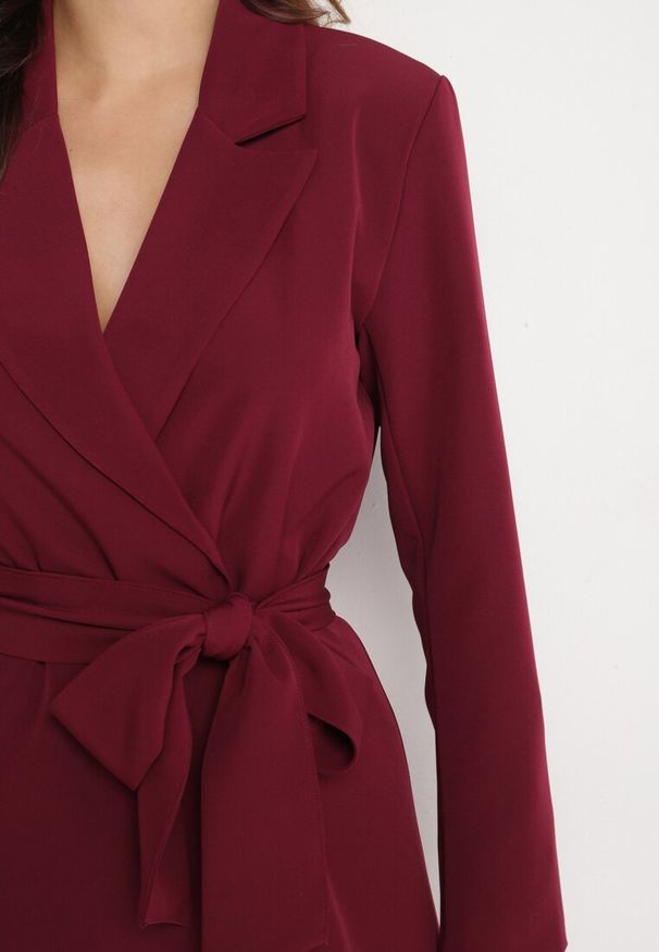 Born2be - Bordowa Marynarka Sukienkowa z Paskiem i Usztywnionymi Ramionami Etinella. Okazja: na spotkanie biznesowe, na co dzień. Kolor: czerwony. Materiał: jeans. Długość rękawa: długi rękaw. Typ sukienki: proste. Styl: elegancki, biznesowy, klasyczny, casual