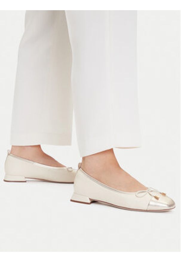 Clarks Baleriny Ubree15 Poppy 26181326 Beżowy. Kolor: beżowy. Materiał: skóra