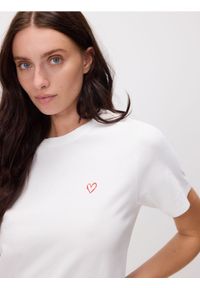 Reserved - T-shirt regular z drobnym haftem - złamana biel. Materiał: bawełna, dzianina. Wzór: haft