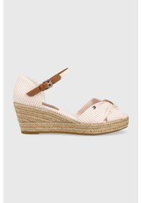 TOMMY HILFIGER - Tommy Hilfiger sandały HIGH WEDGE SEERSUCKER damskie kolor różowy na koturnie FW0FW07158. Zapięcie: klamry. Kolor: różowy. Materiał: guma. Obcas: na koturnie