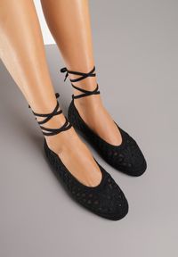 Renee - Czarne Balerinki Vices z Szydełkową Cholewką i Wiązaniem Wokół Kostki Ernelia. Okazja: na co dzień. Kolor: czarny. Materiał: jeans. Szerokość cholewki: normalna. Styl: elegancki, casual