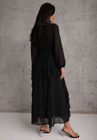 Renee - Czarna Rustykalna Sukienka Wieczorowa z Falbanami i Marszczeniem w Talii Himereanes. Typ kołnierza: kołnierz z falbankami. Kolor: czarny. Materiał: tkanina. Wzór: gładki, aplikacja. Typ sukienki: rozkloszowane. Styl: wizytowy #2