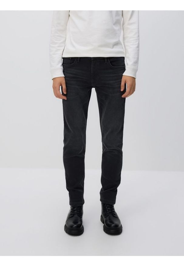 Reserved - Jeansy slim z efektem sprania - szary. Kolor: szary