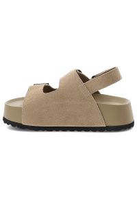 Big-Star - Sandały damskie Big Star, cholewka ze skóry naturalnej zamszowej z regulowanymi paskami na grubej platformie, beżowe, TT274235. Okazja: na co dzień, na spacer. Zapięcie: pasek. Kolor: beżowy. Materiał: skóra, zamsz. Wzór: paski. Sezon: lato. Obcas: na platformie. Styl: elegancki, sportowy, wakacyjny, casual #5