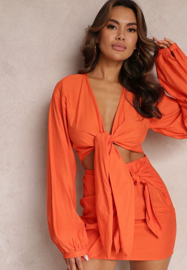 Renee - Pomarańczowy 2-częściowy Komplet Casual z Bluzką i Spódnicą Mini Udekorowanych Wiązaniem Beasia. Kolor: pomarańczowy