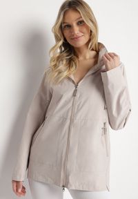 Born2be - Jasnobeżowa Kurtka Typu Wiatrówka z Odpinanym Kapturem Ndivoria. Okazja: na co dzień, na spacer. Kolor: beżowy. Materiał: jeans. Styl: casual, sportowy #2