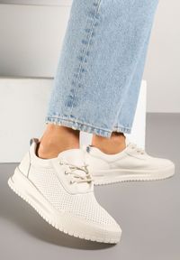 Renee - Beżowe Skórzane Sneakersy Ozdobione Perforacją Sorivna. Okazja: na co dzień. Zapięcie: sznurówki. Kolor: beżowy. Materiał: skóra. Wzór: aplikacja
