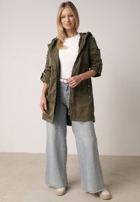 Born2be - Zielona Przejściowa Kurtka Parka z Kapturem i Podwijanymi Rękawami Tinarose. Okazja: na spacer, na co dzień. Typ kołnierza: kaptur. Kolor: zielony. Materiał: jeans, dresówka. Styl: casual #8