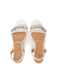 Kazar - Białe ślubne sandały na szerokim obcasie. Okazja: na ślub cywilny, na wesele. Zapięcie: pasek. Kolor: biały. Materiał: skóra. Wzór: aplikacja. Obcas: na obcasie. Styl: młodzieżowy. Wysokość obcasa: wysoki #5