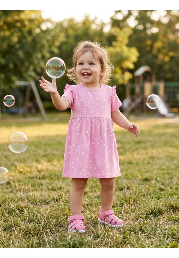 Sinsay - Bawełniana sukienka babydoll w kropki - różowy. Kolor: różowy. Materiał: bawełna. Wzór: kropki