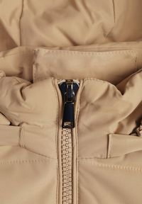 Renee - Jasnobeżowa Kamizelka Pikowana Zapinana na Suwak Ozdobiona Kapturem i Sznurkami Finaria. Okazja: na co dzień. Kolor: beżowy. Materiał: jeans. Wzór: aplikacja. Styl: casual, elegancki #3