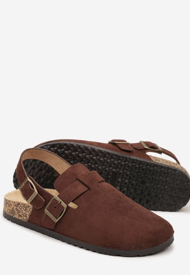 Born2be - Brązowe Sandały na Podeszwie Imitującej Korek Ozdobione Klamrami Carrive. Okazja: na co dzień. Zapięcie: klamry. Kolor: brązowy. Wzór: aplikacja. Sezon: lato. Styl: casual, elegancki