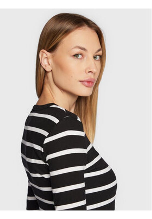 Gina Tricot Bluzka Basic 18863 Czarny Regular Fit. Kolor: czarny. Materiał: bawełna