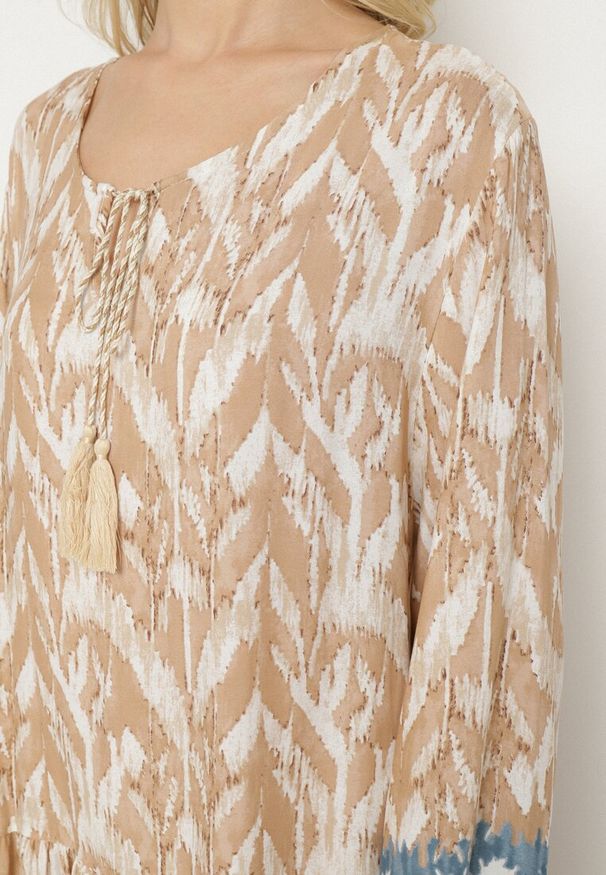 Born2be - Beżowa Sukienka Rozkloszowana z Ozdobnym Wiązaniem w Boho Wzór Erainea. Okazja: na co dzień. Typ kołnierza: dekolt w kształcie V. Kolor: beżowy. Materiał: jeans. Długość rękawa: długi rękaw. Wzór: aplikacja. Typ sukienki: rozkloszowane, proste. Styl: boho