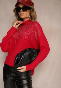 Renee - Czerwony Golf o Kroju Oversize z Eleganckim Cyrkoniowym Zdobieniem przy Dekolcie Melirra. Okazja: na co dzień. Typ kołnierza: golf. Kolor: czerwony. Wzór: aplikacja. Styl: elegancki #4