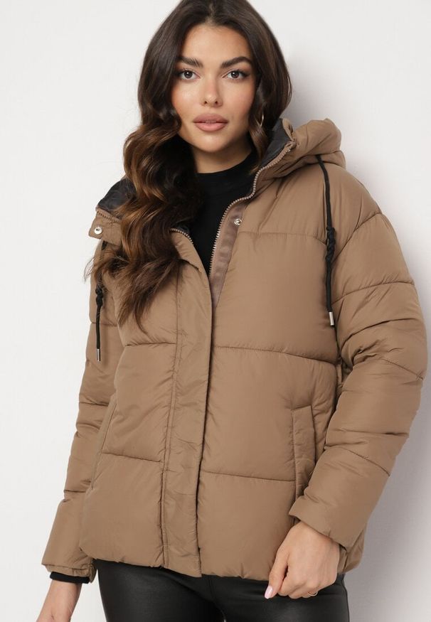 Born2be - Beżowa Pikowana Kurtka o Pudełkowym Kroju z Kapturem i Kieszeniami Alissan. Typ kołnierza: kaptur. Kolor: beżowy. Materiał: jeans. Sezon: zima
