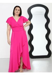 Sukienka Model Soe Fuksja - Jersa. Typ kołnierza: dekolt w kształcie V. Kolor: różowy. Materiał: tkanina, elastan. Styl: elegancki