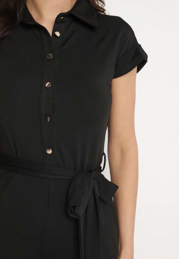 Born2be - Czarny Koszulowy Kombinezon z Wiskozą z Krótkim Rękawem i Paskiem Minorita. Okazja: na spacer. Kolor: czarny. Materiał: wiskoza. Długość rękawa: krótki rękaw. Długość: krótkie. Styl: elegancki, klasyczny