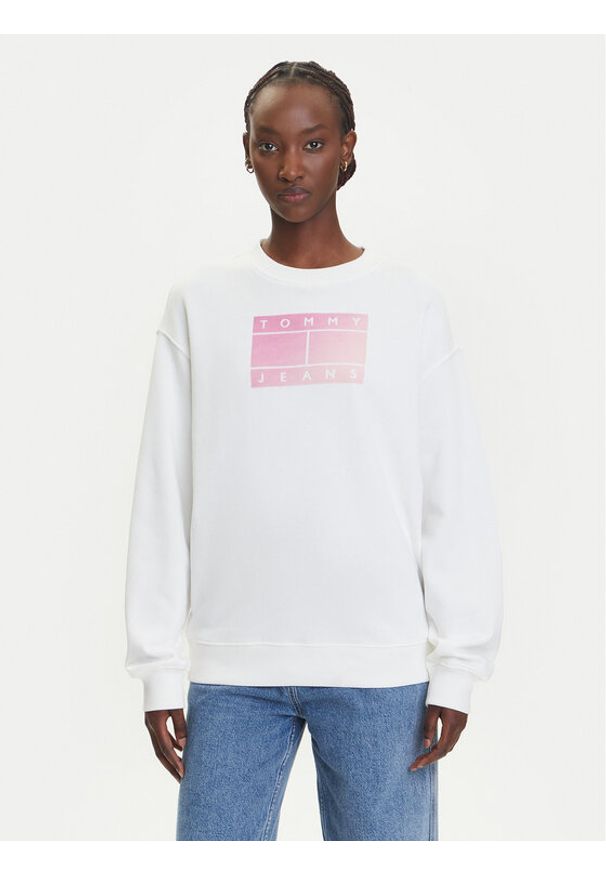 Tommy Jeans Bluza Gradient Flag DW0DW21396 Biały Relaxed Fit. Kolor: biały. Materiał: bawełna. Wzór: gradientowy