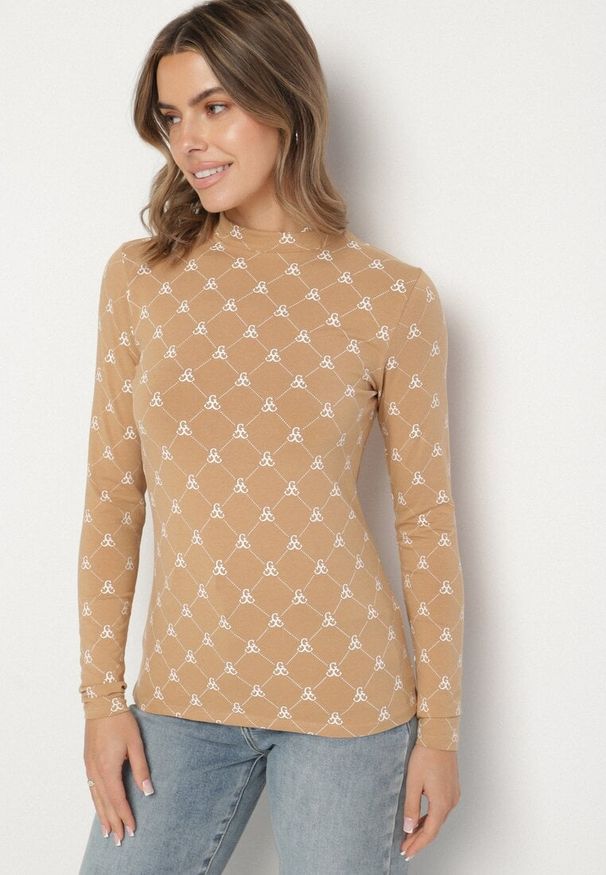 Born2be - Beżowa Bawełniana Bluzka z Półgolfem Typu Longsleeve z Geometrycznym Wzorem Tilianna. Okazja: na spotkanie biznesowe, na co dzień, na imprezę, do pracy. Kolor: beżowy. Materiał: bawełna. Długość rękawa: długi rękaw. Wzór: geometria. Styl: elegancki, casual, klasyczny, biznesowy