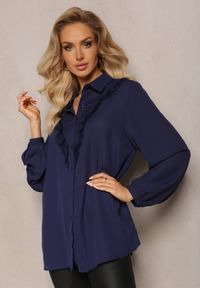 Renee - Granatowa Koszula z Falbanką i Koronkową Wstawką Hammonis. Kolor: niebieski. Materiał: koronka. Styl: elegancki #5
