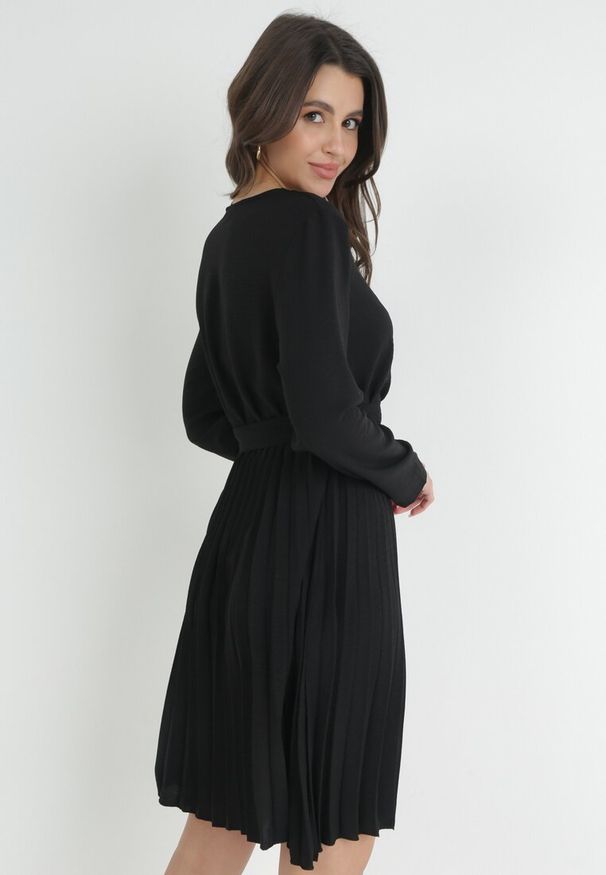 Born2be - Czarna Sukienka Plisowana z Kopertowym Dekoltem i Paskiem Minesia. Kolor: czarny. Materiał: materiał. Typ sukienki: kopertowe. Styl: elegancki