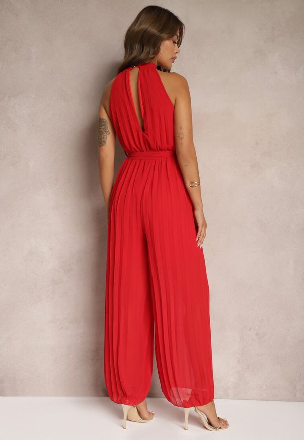 Renee - Czerwony Kombinezon z Dekoltem Typu Halter i Gumką w Talii Zolefia. Kolor: czerwony. Długość: długie. Styl: elegancki