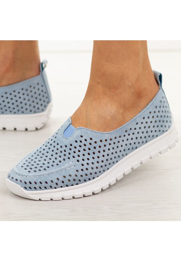 Niebieskie ażuowe skórzane półbuty damskie Vinceza 93220. Okazja: na co dzień. Nosek buta: okrągły. Kolor: niebieski. Materiał: skóra. Szerokość cholewki: normalna. Sezon: wiosna, lato, jesień. Styl: casual