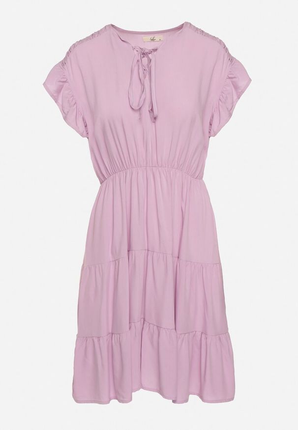 Born2be - Fioletowa Sukienka z Gumką w Pasie Ozdobiona Falbanką i Wiązana Materiałowym Paskiem Tiamalou. Typ kołnierza: dekolt w łódkę. Kolor: fioletowy. Materiał: materiał. Długość rękawa: krótki rękaw. Wzór: aplikacja