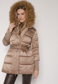 Born2be - Ciemnobeżowa Kurtka z Pikowanymi Przeszyciami Paskiem i Kapturem z Futrem Lidanessa. Okazja: na co dzień. Kolor: beżowy. Materiał: futro. Styl: casual #3