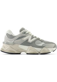 Buty dziecięce New Balance GC9060EM – szare. Okazja: na co dzień, na uczelnię. Kolor: szary. Materiał: syntetyk, guma, materiał. Szerokość cholewki: normalna. Sport: turystyka piesza